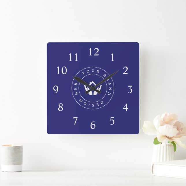 Einfache Minimalistische Logo- und Textwerbung Quadratische Wanduhr (Zuhause)