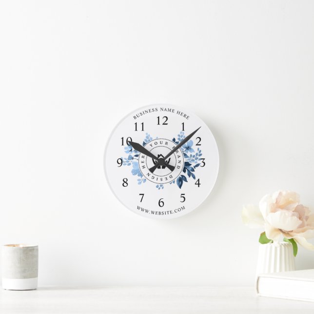 Einfache Minimalistische Logo- und Textwerbung Runde Wanduhr (Zuhause)