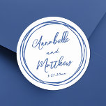 Einfache Minimalistische Namen Blauhandgezeichnete Runder Aufkleber<br><div class="desc">Einfache Minimalistische Hochzeitskleber mit Doodle Frame. Diese zauberhaften viereckigen Hochzeitsaufkleber sind mit Braut- und Bräutigam-Namen und Hochzeitsdatum versehen, die in einem Mix aus sauberen und stilvollen Schriftart dargestellt sind. Um das Design herum ist ein spielerisch handgezeichnet Doodle-Rahmen von chaotischen Kreisen, der eine lustige und skurrile Touch hinzufügt. Vollständig anpassbar, können...</div>
