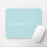 Einfache Minimalistische Namensgestaltung Aqua Pas Mousepad<br><div class="desc">Dieses stilvolle,  benutzerdefinierte Mauspad zeichnet sich durch ein minimalistisches Design Ihres Namens in einem Retro-Schreibmaschinen-Schriftart in Weiß auf einem pastellblauen Hintergrund aus. Tolle Geschenkidee!</div>