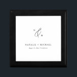 Einfache Minimalistische Schwarz-Weiß-Hochzeitsmon Erinnerungskiste<br><div class="desc">Suchen Sie eine einfache und elegante Art, Ihre Hochzeitskuchen zu lagern? Karo diese einfache Minimalistische Black & White Wedding Monogram Geschenkboxen heraus. Diese Geschenkboxen mit ihrem sauberen und modernen Design ist ideal für Neuvermählte, Jubiläumsfeiern oder sogar Brautpartys. Das Schwarz-Weiß-Farbschema und das minimalistische Monogramm machen es zu einem zeitlosen und raffinierten...</div>