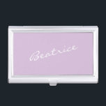 Einfache Minimalistische Skriptbezeichnung in Lave Visitenkarten Dose<br><div class="desc">Dieses stilvolle,  individuelle Business Card Case zeichnet sich durch ein minimalistisches Design Ihres Namens in einem wunderschönen,  handgeschriebenen Schriftsatz aus,  der auf einem pastellfarbenen lila lila Hintergrund weiß ist. Tolle Geschenkidee!</div>