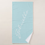 Einfache Minimalistische Skriptbezeichnung Pasta A Badehandtuch<br><div class="desc">Dieses stilvolle Badetuch zeichnet sich durch ein schlichtes minimalistisches Design in einem schönen handgeschriebenen Schriftsatz aus,  der auf einem pastellfarbenen Aqua-Blau-Hintergrund in Weiß geschrieben ist. Tolle Geschenkidee!</div>