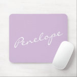 Einfache Minimalistische Skriptbezeichnung Pastell Mousepad<br><div class="desc">Dieses stilvolle,  benutzerdefinierte Mauspad zeichnet sich durch ein minimalistisches Design Ihres Namens in einem schönen,  handgeschriebenen Schriftsatz aus,  der auf einem pastellfarbenen lila lila Hintergrund weiß ist. Tolle Geschenkidee!</div>