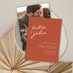 Einfache Minimalistische Terracotta Virtual Weddin Einladungspostkarte<br><div class="desc">Auf dem Höhepunkt der Pandemie, wo keine Ansammlungen erlaubt sind, laden Sie einfach Ihre Freunde und Lieben zu einer virtuellen Hochzeitsfeier mit dieser modernen und schicken Postcard in der trendigsten Hochzeitsfarbe Thema des Jahres, Terrakotta. Es zeichnet sich durch eine lässige kalligraphische Schrift des Brautnamens und des Bräutigams zusammen mit dem...</div>