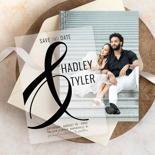 Einfache moderne BLACK Overlay-Hochzeit speichern  (Simple elegant script black bold ampersand modern vellum overlay unique wedding save the date card)