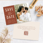 Einfache moderne Boho Terracotta Earthy Foto QR Co Save The Date<br><div class="desc">Mit unserer Boho Terracotta Save the Date Einladung stellen Sie Ihre nächsten Nuptials stilvoll vor! Diese erdige, rustikale Einladung ist der perfekte Weg, um den Ton für Ihre böhmische Hochzeit Set. Die Terrakotta-Farbe, die an warme Sonnenuntergänge und fruchtbaren Boden erinnert, bringt Ihnen ein Bio und natürliches Gefühl für Ihren besonderen...</div>