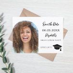Einfache moderne Foto Graduierungspartei Save The Date<br><div class="desc">Eine Foto-Save the Date-Karte für eine Graduiertenparty. vorne: Fügen Sie Ihr eigenes Foto in vertikaler Größe des Absolventen hinzu. Rahmen für Foto. Ein schick weißer Hintergrund, schwarzer Text. Vorlagen für Namen und Datum. Der Name und der Text: Save the Date sind mit einem modernen handgeschriebenen Stilskript geschrieben. Mit einer Kappe,...</div>