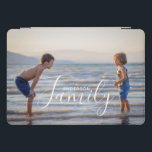 Einfache, moderne Fotomodelle - eigener Familienna iPad Pro Cover<br><div class="desc">Einfache Modern Foto Template Custom Familienname iPad Cover bietet Ihr Lieblings-Foto mit Ihrem personalisierten Familiennamen. Macht ein fantastisches Geschenk für Weihnachten,  Geburtstag,  Jubiläum,  Muttertag,  Vatertag,  Großeltern und mehr. Personalisieren Sie diese,  indem Sie den Text in dem dafür vorgesehenen Textfeld bearbeiten. Entworfen von ©Evco Studio www.zazzle.com/store/evcostudio</div>