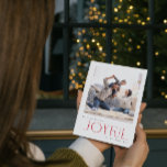 Einfache Moderne fröhliche Rote Familie Foto Weihn Feiertagskarte<br><div class="desc">Herzlich willkommen in diesem Jahr mit der Weihnachtskarte des nahen Stricks, die den perfekten Augenblick der Freude mit der Familie vereint. Das Foto ist ein idealer Ort für einen Urlaub in Rot und Rot. Diese schicke, rote und weiße Cane Streifen-Karte ist die perfekte Verkörperung des modernen minimalistischen Stils, den wir...</div>