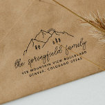 Einfache, moderne Gebirgsbaumen Familienname Gummistempel<br><div class="desc">Individuell gestaltete Briefmarke aus Holz mit einer handgezeichnet Abbildung einer Berg- und Pinienlandschaft mit der Sonne hinter den Gipfeln. Das perfekte Design für Natur-, Wildnis- oder Outdoor-Liebhaber. Personalisieren Sie Ihre Daten mit Ihrem Familiennamen und Ihrer Adresse. Ideal für Umschläge, Karten, DIY Geschenke und vieles mehr. Ihr Familienname erscheint in einfacher...</div>