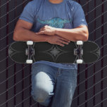 Einfache moderne geometrische Sterne Schwarz Skateboard<br><div class="desc">Die einfache Modern Geometric Star Black Individuelle Name Skateboard zeichnet sich durch einen geometrischen Stern auf schwarzem Hintergrund aus. Geben Sie Ihrem Lieblingskateboarder zu Weihnachten,  Geburtstag oder Ihrer BESTE FREUNDIN ein maßgeschneidertes Geschenk,  ein personalisiertes Skateboard. Entworfen von ©Evco Studio www.zazzle.com/store/evcostudio</div>