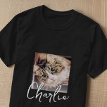 Einfache moderne Grunge Custom Abzeichen Pet Foto  T-Shirt<br><div class="desc">Dieses einfache und klassische Design besteht aus Serifentypografie und fügt ein benutzerdefiniertes Foto hinzu.</div>