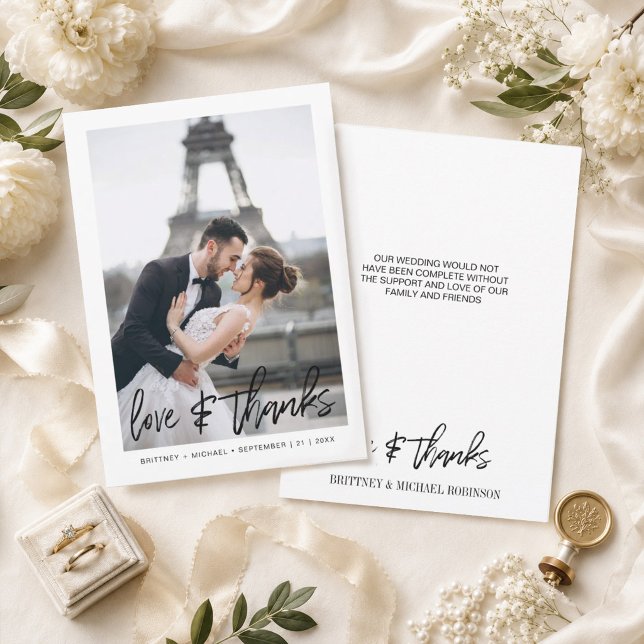 Einfache, moderne, handgeschriebene FotoCollage Dankeskarte (Thank your guests with this modern photo thank you card with hand-lettered "love & thanks".
)