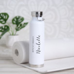 Einfache moderne Hochzeit Trinkflasche<br><div class="desc">Moderne Schwarz-Weiß Hochzeitswasserflasche mit einem einfachen und minimalistischen Design mit "Brautjungfrau" und ihrem Namen in einem eleganten Drehbuch. Ein niedliches und geistliches Geschenk für Ihre Brautmädchen.</div>