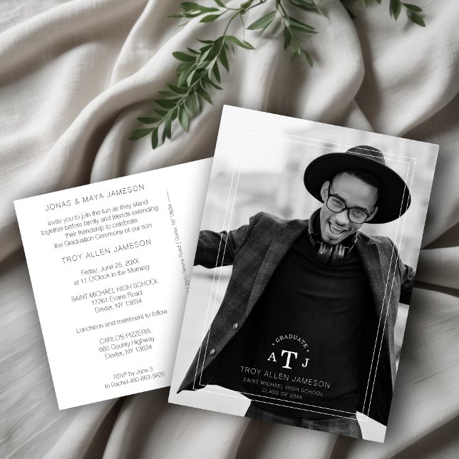 Einfache moderne Kalligraphie Foto Grad Initialen Postkarte (Simple Chic Modern Calligraphy Photo Graduate Initials Invitation Card.)