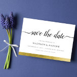Einfache moderne Kalligraphie Save the Date<br><div class="desc">Elegante einfache moderne Kalligrafie Schwarz-Weiß-Gold-Foil Hochzeit speichern Sie die Date Card. Fügen Sie auf Wunsch ein Foto zur Rückseite hinzu. Für eine weiter gehende Anpassung dieses Designs,  klicken Sie bitte auf den "CUSTOMIZE"-Button oben.</div>