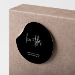 Einfache moderne, minimalistisch-schwarz-weiße Hoc Runder Aufkleber<br><div class="desc">Einfach elegantes,  minimales Handschrift-Paar Braut und Bräutigam Namen Schwarz-Weiß Hochzeit Umschlag Aufkleber oder Geschenkverpackung Aufkleber.</div>