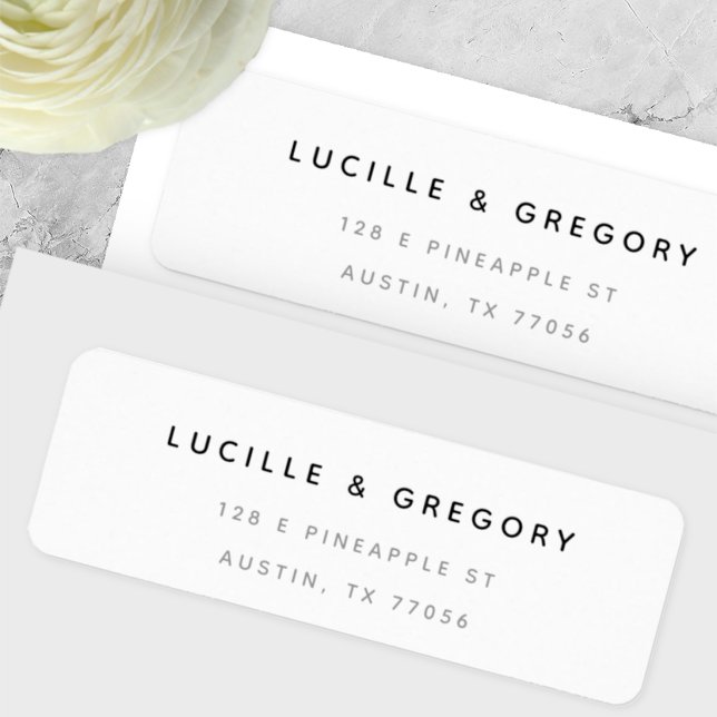 Einfache, moderne, minimalistische Rücksendeadress (Curated mailing suite detail. Bold typography for the modern duo. 🤍)
