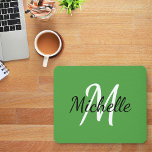 Einfache moderne Monogramm Initial   Name Grün Wei Mousepad<br><div class="desc">Mauspad mit modernem grünem Hintergrund und einfachem,  weißem und schwarzem,  benutzerdefiniertem Monogramm,  erster und erster Name</div>