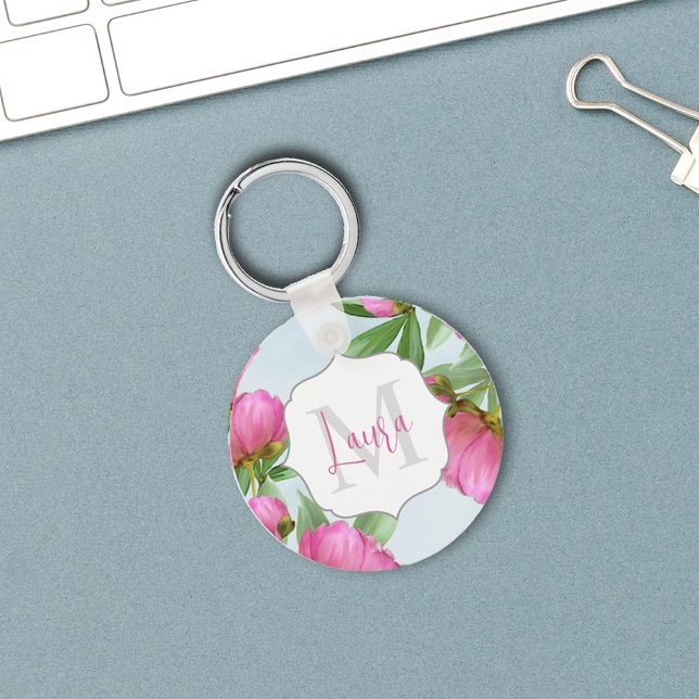 Einfache moderne Monogramm Personalisiert Schlüsselanhänger (Pink monogram keychain with pretty peonies. )
