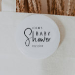 Einfache, moderne, neutrale Babydusche Button<br><div class="desc">Genießen Sie Ihre Kleine mit unserer schlichten, modernen, neutralen Babydusche in einem minimalistischen Schwarz-Weiß-Design, das modern und hübsch ist. Das moderne, geschlechtsneutrale Ambiente mit seiner sauberen, boho-inspiriert Ästhetik eignet sich perfekt, um einen kleinen Jungen oder ein Mädchen zu jeder Jahreszeit willkommen zu heißen - sei es im Herbst, im Winter,...</div>