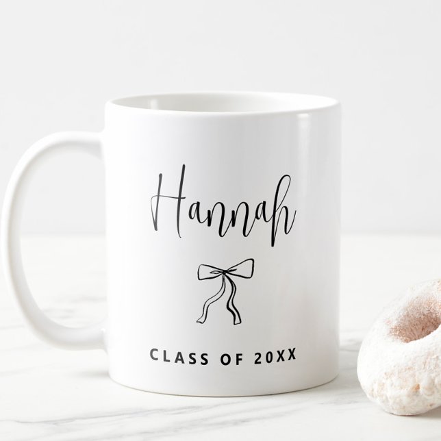 Einfache moderne Personalisierte Klasse 2025 Grad Kaffeetasse (class of 2025 graduation coffee mug with name, chic modern simple, college, coquette bow, elegant)