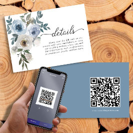 Einfache moderne QR Code Dusty Blue Floral Wedding Begleitkarte