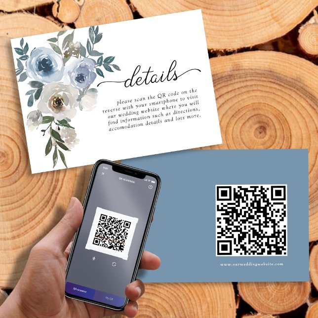 Einfache moderne QR Code Dusty Blue Floral Wedding Begleitkarte (Simple Modern QR code Dusty Blue Floral Wedding Enclosure Card)