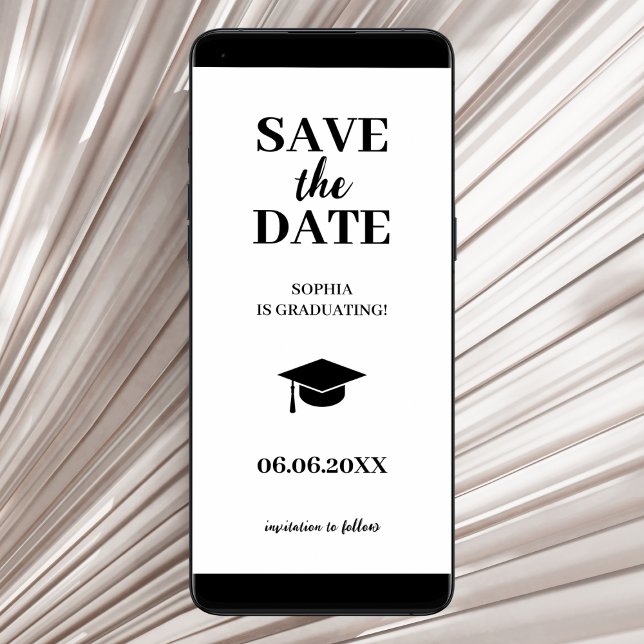 Einfache moderne Schwarz-Weiß-Grad-Cap-Abschluss Save The Date (graduation save the date card simple minimalist black and white class of 2024)