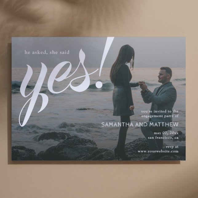 Einfache Moderne Sie sagte Yes Foto Engagement Par Einladung (He asked, She Said Yes Engagement Party Invitation with background photo of marriage proposal)