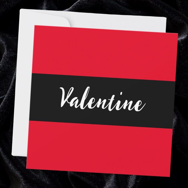 Einfache moderne Valentintagskarte (A stylish Valentine's card in red, black and white, with space for your own message on the back)
