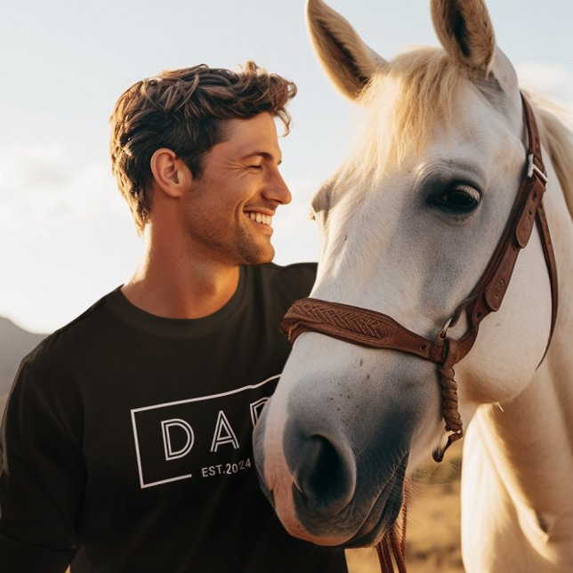 Einfache, moderne Weiße Rahmen-Vater Est. 2024 T-Shirt (Von Creator hochgeladen)