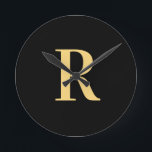 Einfache Monogram, Modern Black Gold Runde Wanduhr<br><div class="desc">Das ist ein einfaches, modernes, personalisiertes Monogramm-Design. Dieses stilvolle Design in trendigem Schwarz und Gold mit stilvoller Typografie. Es ist ideal für ein personalisiertes Geschenk oder ideal als stilvolles neues Wohngestaltung Accessoire für sich. Fügen Sie einfach Ihren Anfangsbuchstaben hinzu, indem Sie ihn in dieses Textfeld eingeben. Karo aus dem Entwurfsbearbeitungsprogramm,...</div>