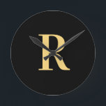 Einfache Monogram, Modern Black Gold Runde Wanduhr<br><div class="desc">Das ist ein einfaches, modernes, personalisiertes Monogramm-Design. Dieses stilvolle Design in trendigem Schwarz und Gold mit stilvoller Typografie. Es ist ideal für ein personalisiertes Geschenk oder ideal als stilvolles neues Wohngestaltung Accessoire für sich. Fügen Sie einfach Ihren Anfangsbuchstaben hinzu, indem Sie ihn in dieses Textfeld eingeben. Karo aus dem Entwurfsbearbeitungsprogramm,...</div>
