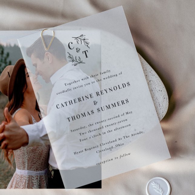 Einfache Monogramm-Grün-Hochzeit (Simple Monogram Greenery Vellum Wedding Invitation. Beautiful paired with a photo or on its own.)