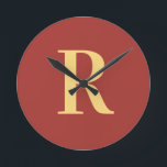 Einfache Monogramm modern Runde Wanduhr<br><div class="desc">Das ist ein einfaches, modernes, personalisiertes Monogramm-Design. Dieses stilvolle Design ist in trendigem Braun mit stilvoller Typografie. Es ist ideal für ein personalisiertes Geschenk oder ideal als neues Wohngestaltung Accessoire für sich. Fügen Sie einfach Ihren Anfangsbuchstaben hinzu, indem Sie ihn in dieses Textfeld eingeben. Karo aus dem Entwurfsbearbeitungsprogramm, um die...</div>