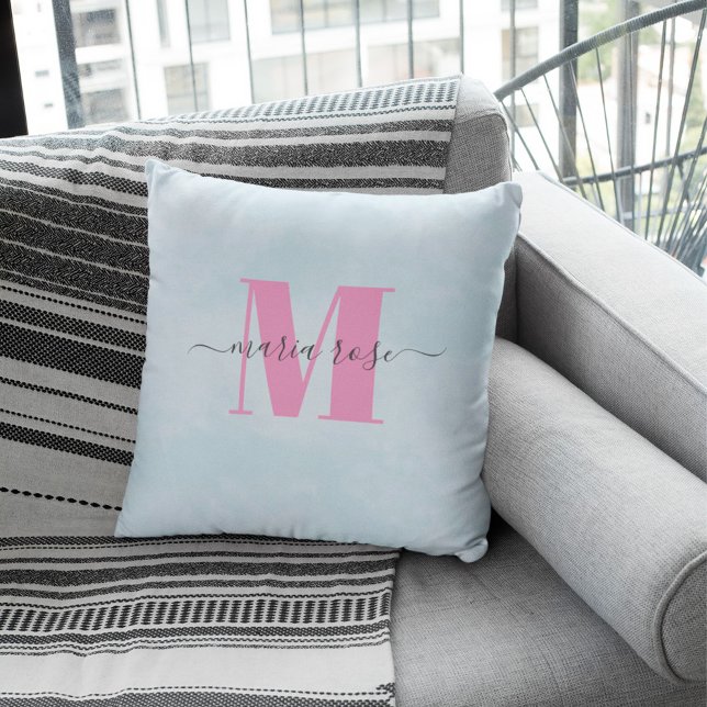 Einfache Monogramm Rosa Minimalistisch Kissen (Pink and blue monogram and calligraphy script name personalized throw pillow)