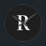 Einfache Monogramm Schwarz/Weiß Runde Wanduhr<br><div class="desc">Das ist ein einfaches, modernes, personalisiertes Monogramm-Design. Dieses stilvolle Design ist in klassisch schwarz-weiß mit stilvoller Typografie. Es ist ideal für ein personalisiertes Geschenk oder ideal als neue Ergänzung zu Ihrer Wohngestaltung. Fügen Sie einfach Ihren Anfangsbuchstaben hinzu, indem Sie ihn in dieses Textfeld eingeben. Karo aus dem Entwurfsbearbeitungsprogramm, um die...</div>