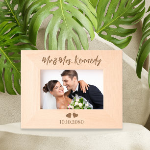 Einfache Mr. und Mrs. Nachname Hochzeitdatum Herze Geätzte Rahmen