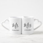 Einfache Mr. und Mrs. Nachname Neuverheiratete Liebestassen<br><div class="desc">Einfache Paare Kaffee Tasse Set mit "Mr. and Mrs." in einem eleganten Drehbuch zusammen mit Ihrem Nachnamen in schwarz über einem weißen Hintergrund. Dieses moderne Kaffee-Tasse-Set ist ein großartiges Hochzeitsgeschenk für eine Braut und ein Bräutigam.</div>