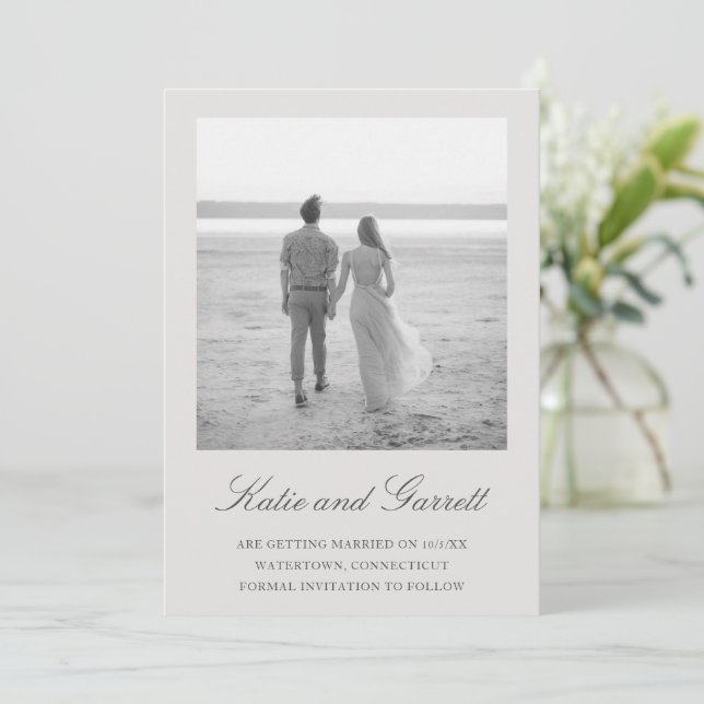 Einfache neutrale, graue Hochzeit des Fotos Save The Date (Stehend Vorderseite)