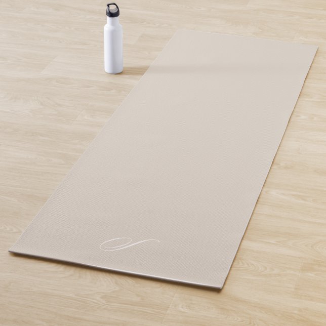 Einfache, neutrale Minimalistische Übung in Beige Yogamatte (Beispiel)