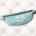 Einfache Niedliche moderne Anfangsmonogramm Bauchtasche<br><div class="desc">Niedlich Modern Watercolor Monogram Aquamarin Blue Baby Bib. Eine weiche türkisfarbene oder aquamarin blaue Aquarellwand bietet die Leinwand für eine niedliche und zeitgenössische Monogramm-Fanny-Packung mit Initialen und Namen. Arbeitet für einen Jungen oder ein Mädchen! Die Schwarz-Weiß-Farbpalette des Monogrammes, bestehend aus modernen Schriftart, die mit einem Script-Schriftart vermischt sind, verleiht dem...</div>