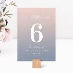 Einfache Ombre Blush Pink & Dusty Blue Wedding Tischnummer<br><div class="desc">Einfache Ombre Blush Pink & Dusty Blue Hochzeitsempfehlung Abendessen Tischnummern. Diese moderne schicke Tafelkarte ist klassisch und elegant mit einem subtilen Farbverlauf und einem hübschen Schriftart mit Schwänzen für die Schriftzeichen-Kalligraphie. Im neuen Farbraum gezeigt. Erhältlich in mehreren Farboptionen, oder fühlen Sie sich frei, die Farben aus dem Editor zu bearbeiten...</div>