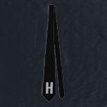 Einfache Oversized Monogram Initial Black and Gray Krawatte<br><div class="desc">Kühne und einfache, maßgeschneiderte Krawatte mit Ihrer Wahl des Anfangs. Das Design zeichnet sich durch übergroße Sans Serif Typografie in Grau auf einem schwarzen Hintergrund aus. Die Vorlage ist für Sie Set, um den Buchstaben zu ändern, aber wenn Sie auch die Farben bearbeiten möchten, klicken Sie bitte auf "Weiter" oder...</div>