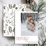 Einfache Red Verheiratet und Merry Newlyweds Foto Feiertagskarte<br><div class="desc">Mit unserer atemberaubenden neuen Simple Red Verheiratet and Merry Newlyweds Foto Holiday Card präsentieren wir Ihnen ein modernes Design mit eleganter Typografie und einem hochgeschätzten Foto in festlichem Rot und Weiß. Die minimalistische Vorderseite wird durch ein warmes, festliches botanisches Wassermuster auf der Rückseite ergänzt, das Grün, Eukalyptus, Kiefern und Beeren...</div>