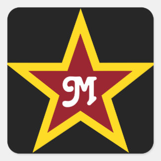 Einfache Red & Yellow Star Monogram auf Schwarz Quadratischer Aufkleber
