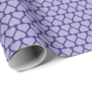 Einfache Reihen kleiner lila Herzen auf violettem Geschenkpapier