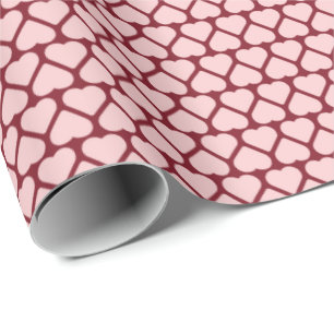 Einfache Reihen kleiner rosa Herzen auf Rot Geschenkpapier